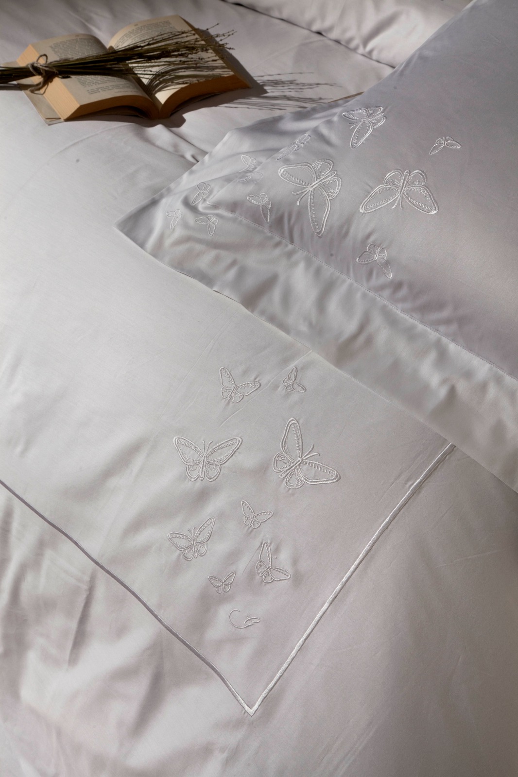 COTTON SATEEN BED SETS WITH WHITE EMBROIDERED